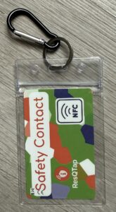 Safety Contact Card, Version, in einer Hüller, mit Schlüsselring und einen Karabinerhaken