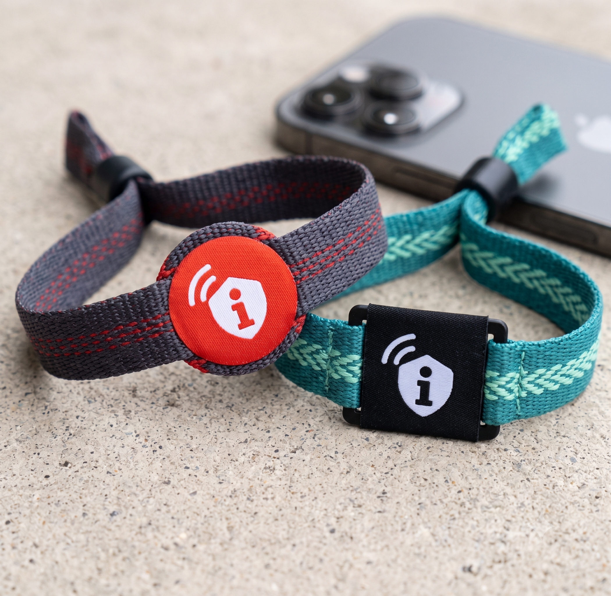 Festival Armbänder mit dem NFC Chip Safety Contact Card in der Mitte, rot/weißes Logo und schwarz /weißes Symbol.